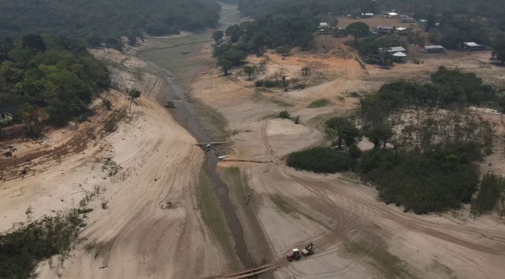 RIO NEGRO ATINGE MENOR NÍVEL EM 121 ANOS, COM APENAS 13,59 METROS