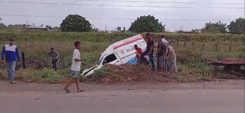 AMBULÂNCIA QUE LEVAVA PACIENTES SAI DA PISTA E DERRAPA EM ACOSTAMENTO NA BR-316, NO MA