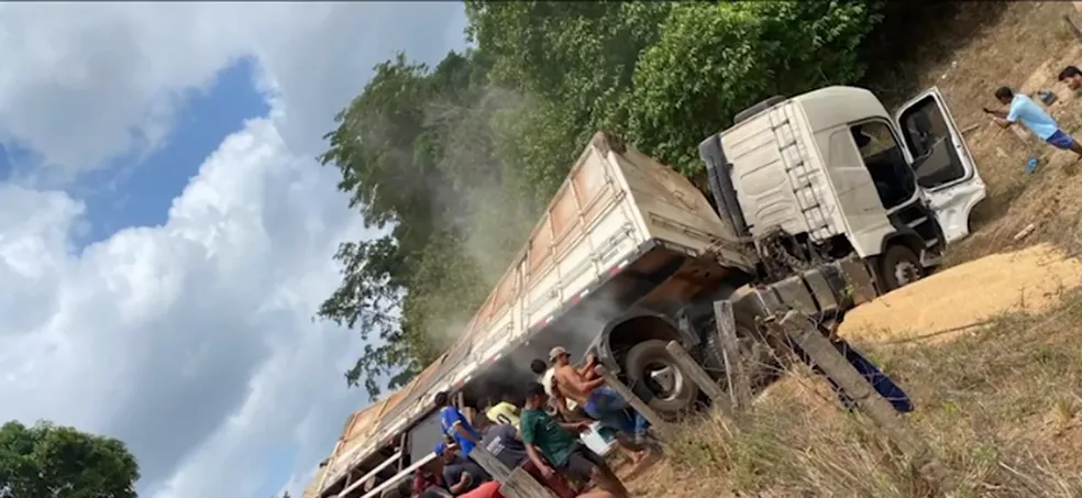 CARRETA TOMBA E CARGA É SAQUEADA NA BR-222, NO MA