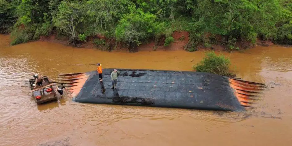 BALSA VIRA AO TRANSPORTAR CAMINHÃO E CONDUTOR DESAPARECE EM RIO