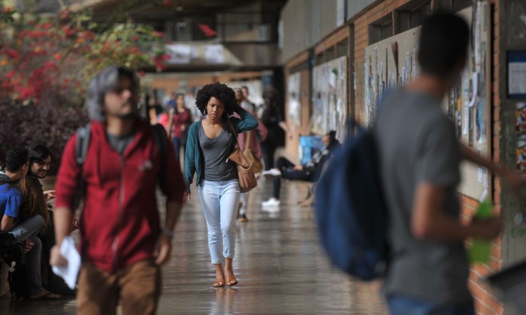 NEGROS SÃO MINORIA NO SERVIÇO PÚBLICO FEDERAL E TÊM MENORES SALÁRIOS