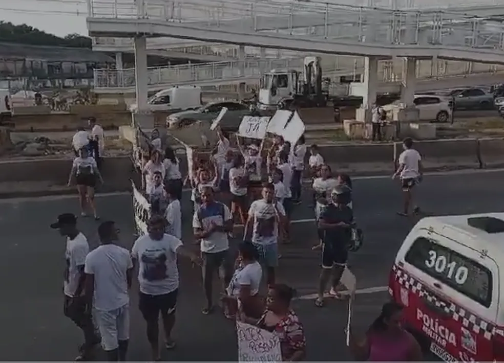 FAMILIARES DO JOGADOR DAVI CAÇA RATO FECHAM BR-316 E PEDEM RESPOSTAS SOBRE MORTE DO ATLETA