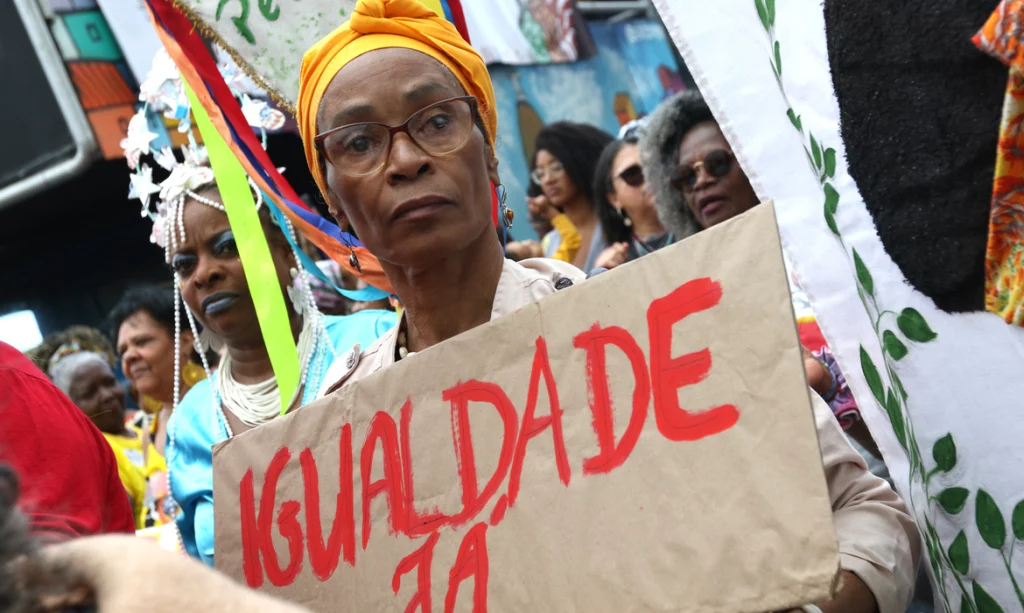MULHERES CONCENTRAM 60% DE CASOS DE RACISMO PELA INTERNET NO BRASIL