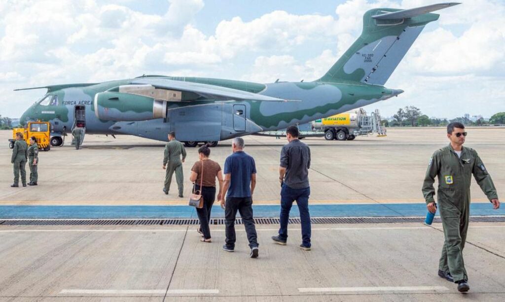 TERCEIRO AVIÃO TRAZENDO BRASILEIROS DE ISRAEL CHEGA AO BRASILTERCEIRO AVIÃO TRAZENDO BRASILEIROS DE ISRAEL CHEGA AO BRASIL