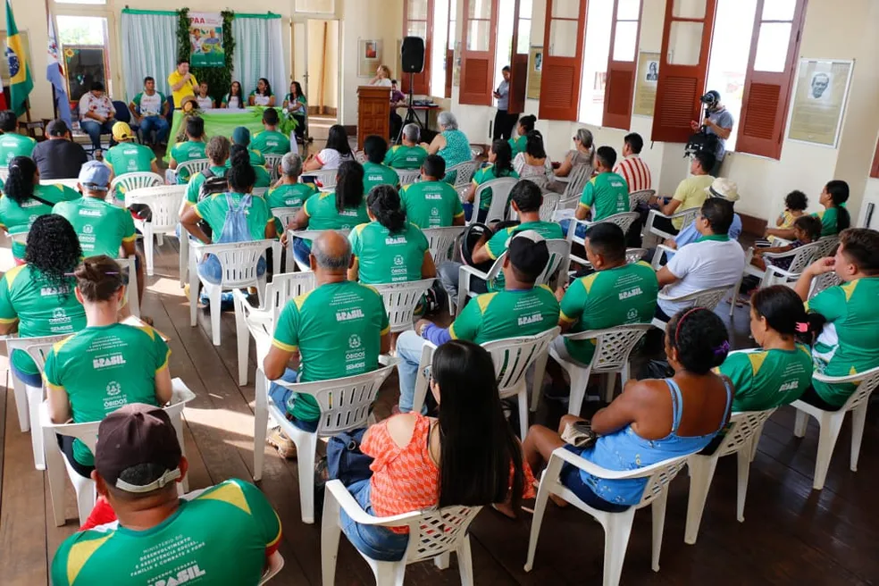 CARAVANA DA AGRICULTURA FAMILIAR DIVULGA POLÍTICAS PÚBLICAS E TIRA DÚVIDAS DE PRODUTORES EM ÓBIDOS