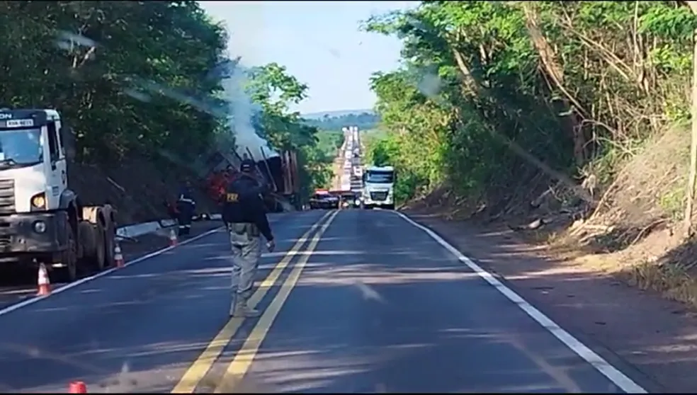 CAMINHÃO PEGA FOGO E TRÂNSITO É PARCIALMENTE BLOQUEADO NA BR-153