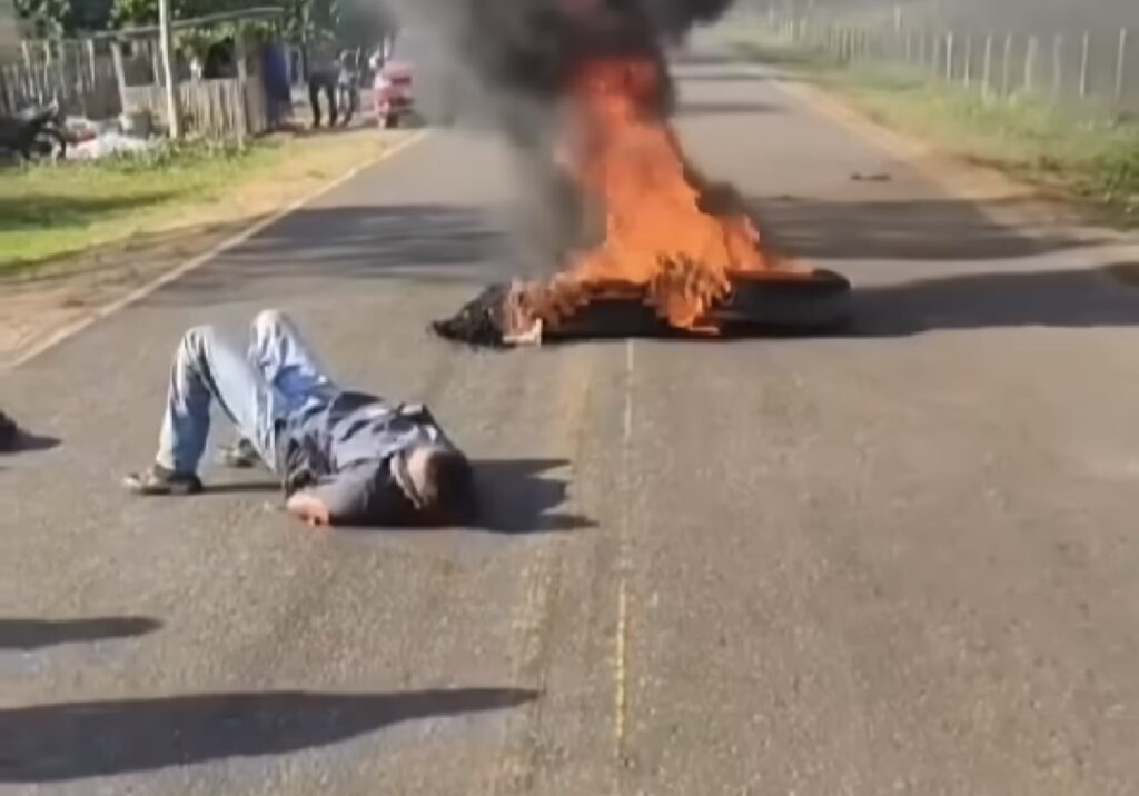 PM É AMARRADO POR MANIFESTANTES AO TENTAR ATRAVESSAR PROTESTO NO MARANHÃO