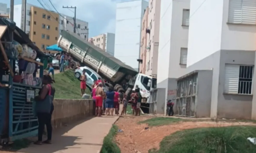 CARRETA DESGOVERNADA CAI EM BARRANCO E VAI PARAR DENTRO DE RESIDENCIAL, NO PARÁ