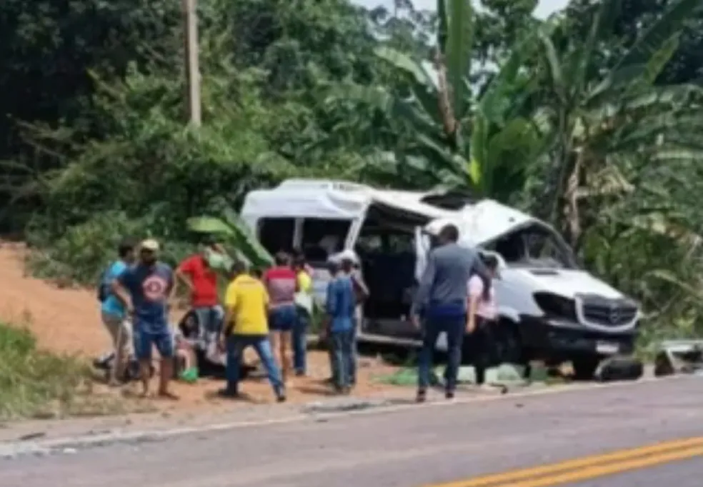 VAN COM TURISTAS NORTE-AMERICANOS E INDIANO CAPOTA NA RODOVIA TRANSAMAZÔNICA, NO PARÁ