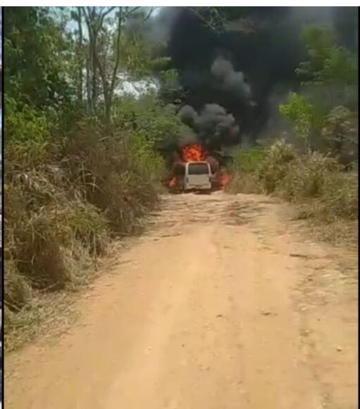 VAN ESCOLAR FICA DESTRUÍDA APÓS PEGAR FOGO EM ITUPIRANGA