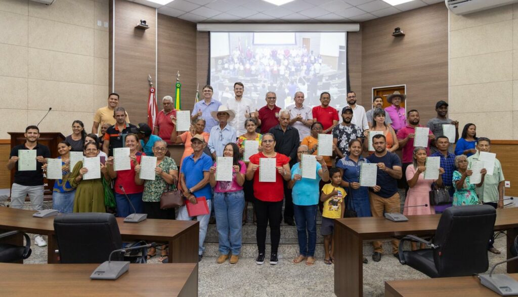 VEREADORES PARTICIPAM DE ENTREGA DE TÍTULOS DO INCRA EM MARABÁ