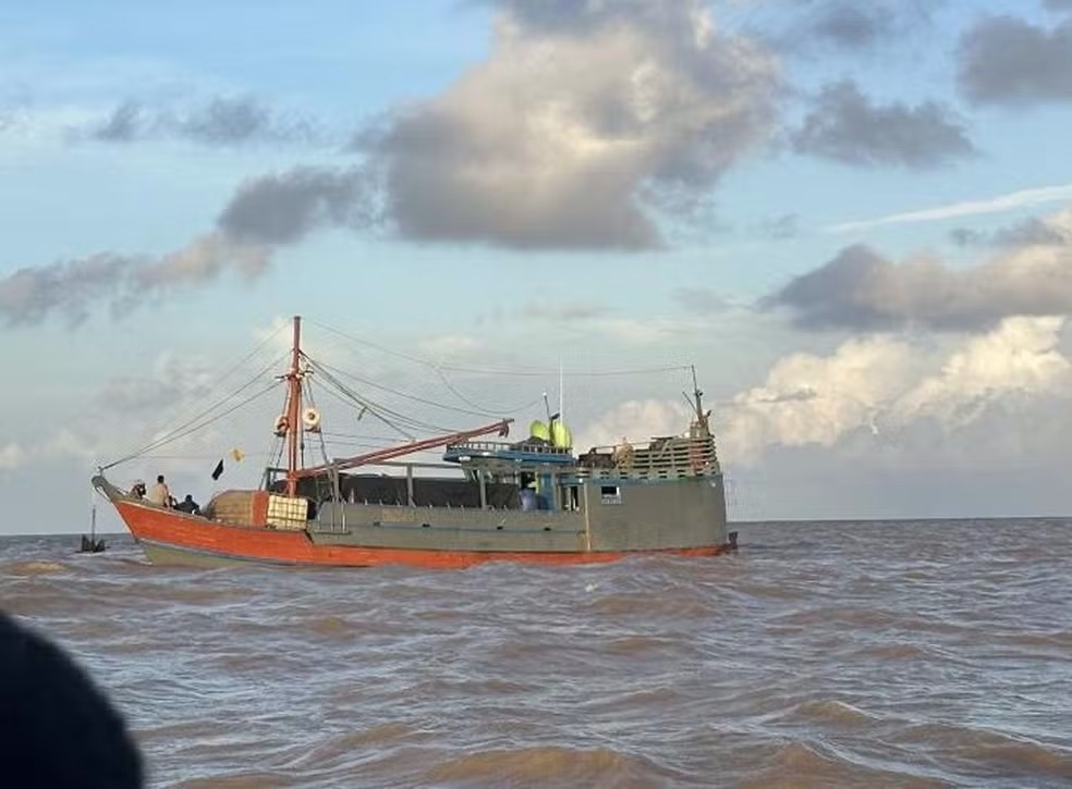 EMBARCAÇÃO COM CAIXAS DE CIGARRO É INTERCEPTADA PELA PF E MARINHA EM ALTO MAR, PRÓXIMO AO PA