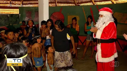 CRIANÇAS INDÍGENAS CANTAM AO RECEBEREM PRESENTES E VISITA DO PAPAI NOEL PELA 1ª VEZ EM ALDEIA