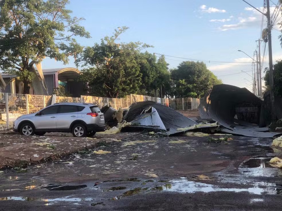 CHUVA COM VENTO FORTE ARRANCA TELHADOS DE ESCOLA MUNICIPAL E LOJA EM PALMAS