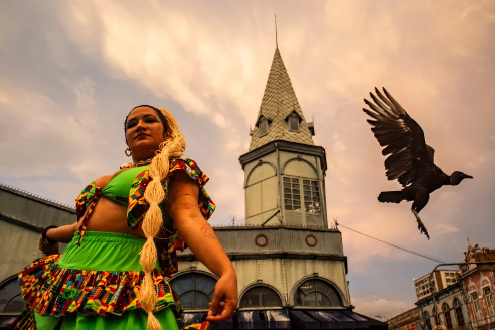 MAIOR FEIRA A CÉU ABERTA DA AMÉRICA LATINA, VER-O-PESO VIRA PASSARELA PARA DESFILE DE MODA AFROFUTURISTA