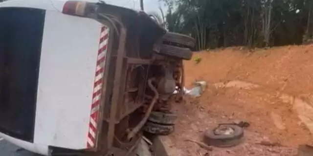 HOMEM MORRE E 18 PESSOAS FICAM FERIDAS APÓS MICRO-ÔNIBUS CAPOTAR EM RODOVIA DO AMAZONAS
