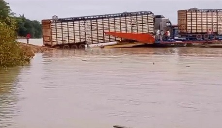 SÃO FÉLIX DO XINGU: CARRETA CARREGADA DE GADO DESLIZA PARA FORA DA BALSA DO RIO FRESCO.