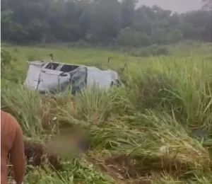 UM HOMEM MORRE E OUTRO FICA FERIDO APÓS CAMINHONETE CAPOTAR EM RIBANCEIRA
