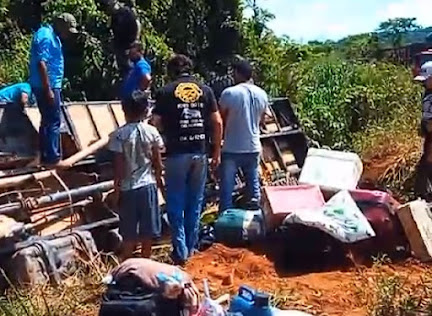 ÔNIBUS TOMBA NA ESTRADA A CAMINHO DO DISTRITO SUDOESTE, EM SÃO FÉLIX DO XINGU