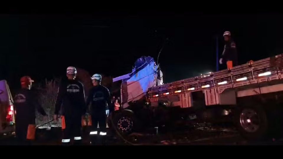 BATIDA ENTRE CAMINHÃO E ÔNIBUS DE TURISMO DEIXA 25 PESSOAS MORTAS E SETE FERIDAS NO NORTE DA BAHIA