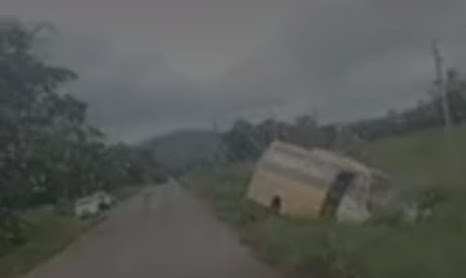 VAN TENTA ULTRAPASSAR CARRETA E SAI DA PISTA NA BR-155