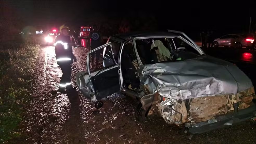 ACIDENTES GRAVES DEIXAM UM MORTO E CINCO FERIDOS NA BR-153