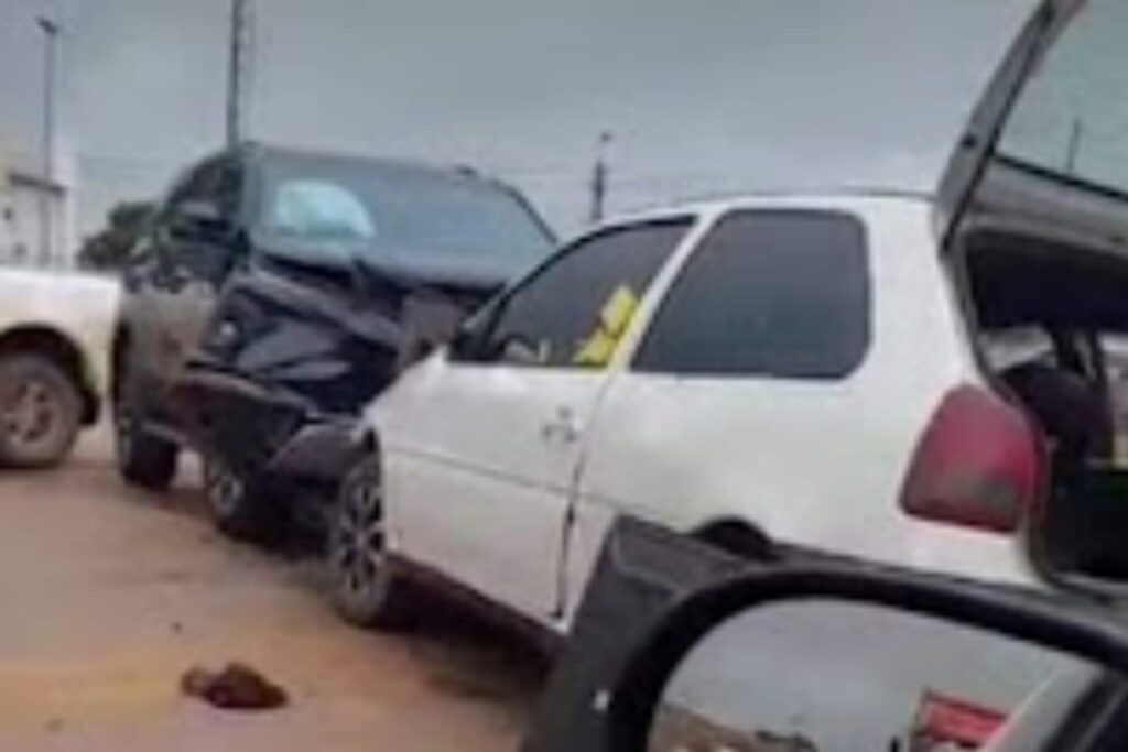 COLISÃO ENTRE DOIS CARROS DEIXA MULHER PRESA ÀS FERRAGENS EM REDENÇÃO