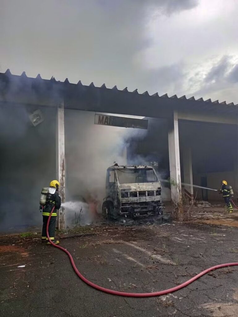 CARRO E CAMINHÃO SÃO DESTRUÍDOS POR CHAMAS DENTRO DE ESTACIONAMENTO
