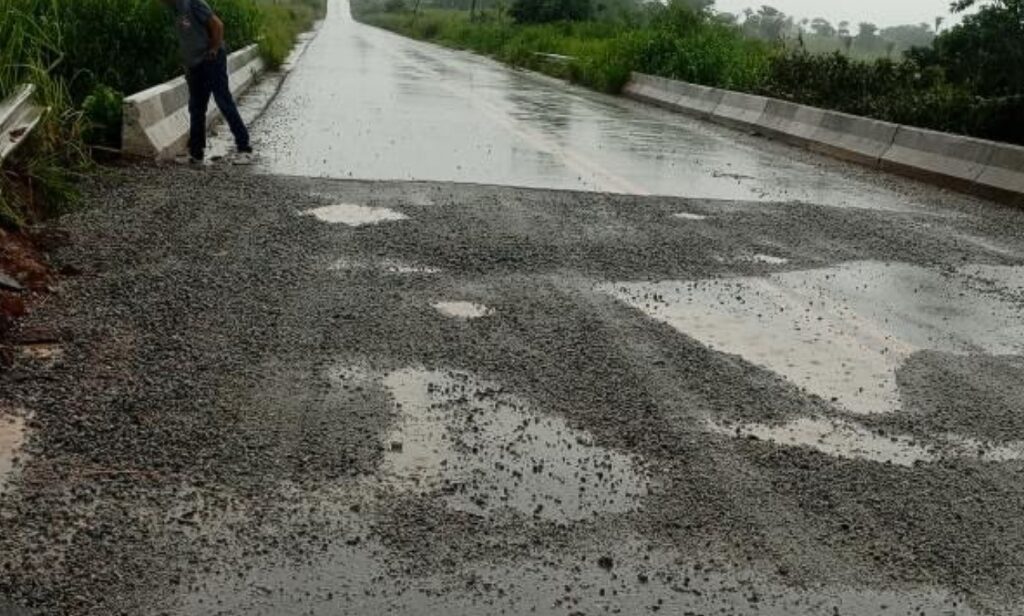 PARTE DE PONTE NA PA-279, ENTRE ÁGUA AZUL DO NORTE E XINGUARA, DESABA