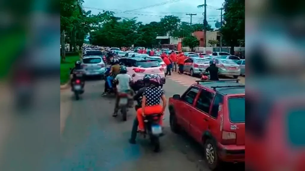 MOTOTAXISTAS E TAXISTAS DE LOTAÇÃO REALIZAM PROTESTO