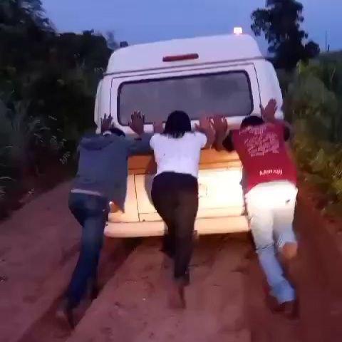 ALUNOS EMPURRAM VAN PARA CHEGAR ATÉ A ESCOLA DA ZONA RURAL DE GUARAÍ