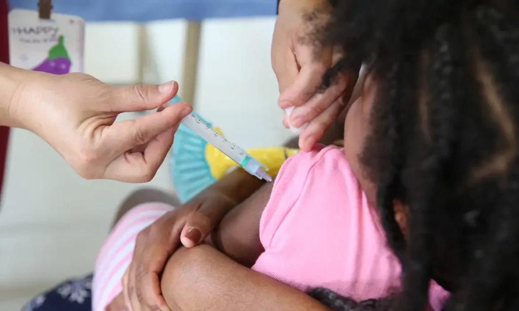 COMISSÃO APROVA CRIAÇÃO DO PROGRAMA DE VACINAÇÃO EM ESCOLAS PÚBLICAS