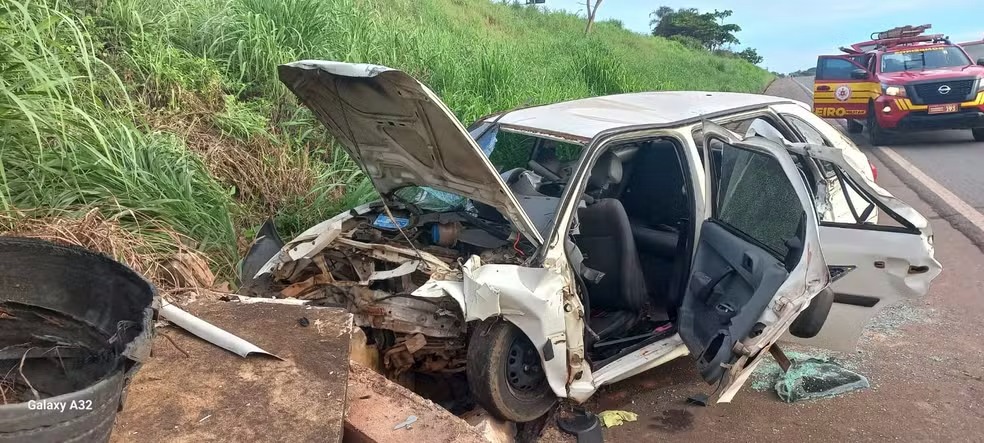 QUATRO PESSOAS FICAM FERIDAS APÓS CARRO SAIR DE PISTA E BATER EM BARRANCO