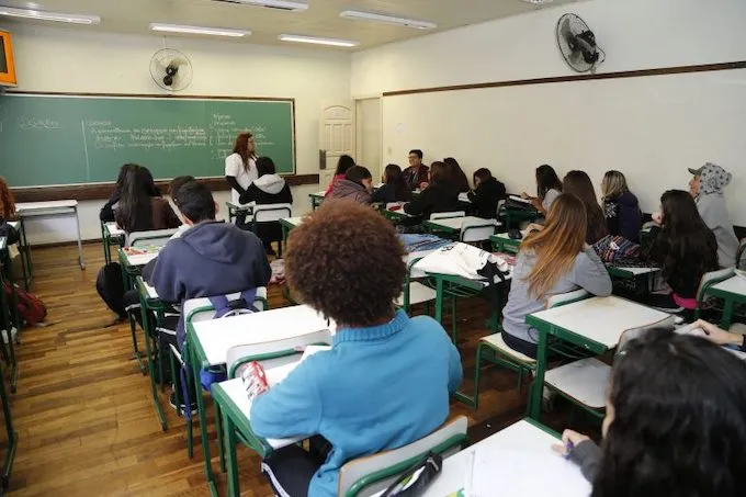 COMISSÃO APROVA PROJETO QUE PERMITE ACUMULAÇÃO DE CARGO POR PROFESSORES