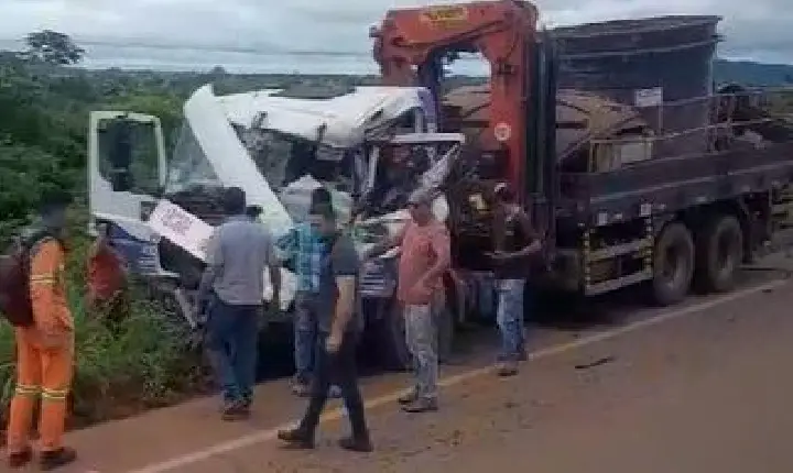 ACIDENTE EM ESTRADA DO S11D DEIXA CAMINHONEIRO PRESO EM FERRAGENS