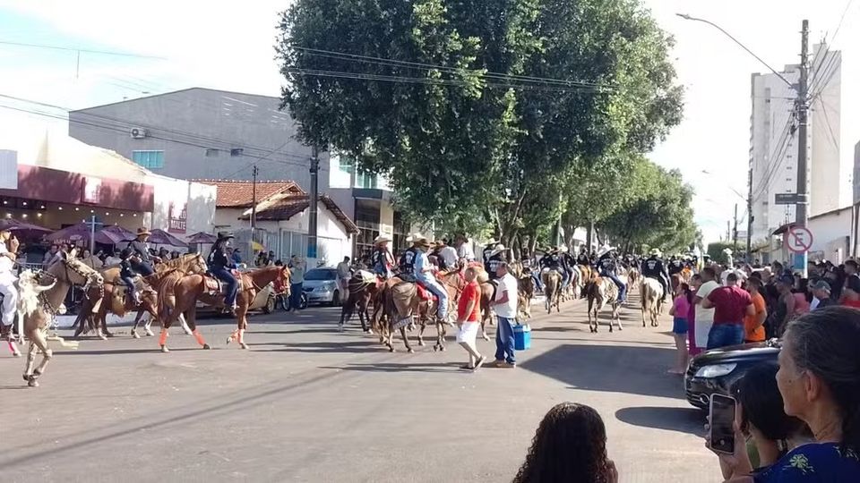 COMITIVAS DESFILAM COM CAVALOS E BOIS DURANTE CAVALGADA TRADICIONAL EM GURUPI