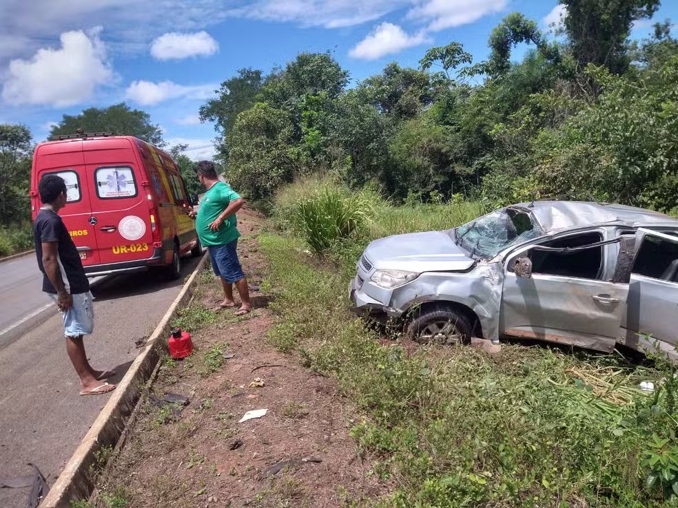 MOTORISTA FICA PRESA ÀS FERRAGENS DE CAMINHONETE EM ACIDENTE NA BR-153, DIZEM BOMBEIROS