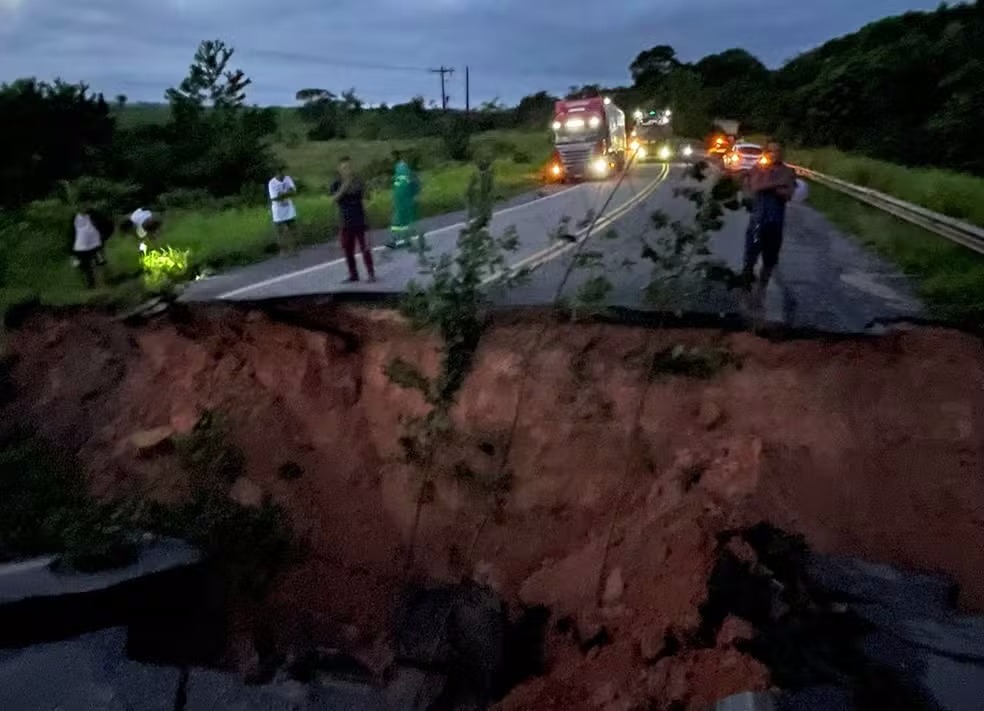 CRATERA SE ABRE NA BR-010 NO PARÁ APÓS CHUVA, E TRECHO É INTERDITADO.