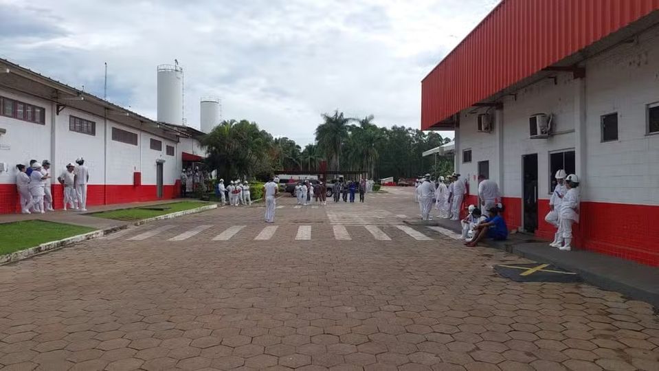 FUNCIONÁRIA RELATA CORRERIA E DIZ QUE DESMAIOU APÓS VAZAMENTO DE AMÔNIA EM FRIGORÍFICO: ‘ACHEI QUE ERA UM TREINAMENTO’