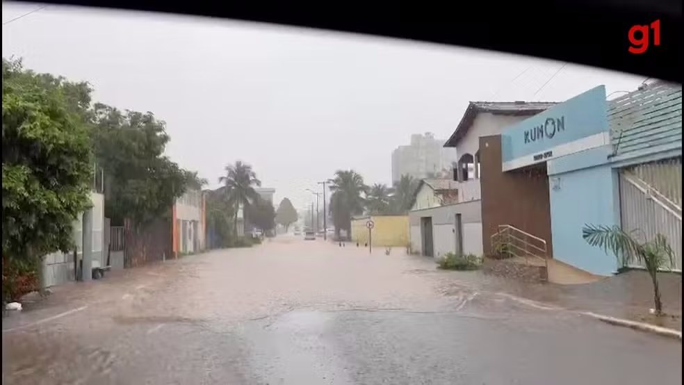 MOTORISTAS ENFRENTAM RUAS ALAGADAS EM ARAGUAÍNA