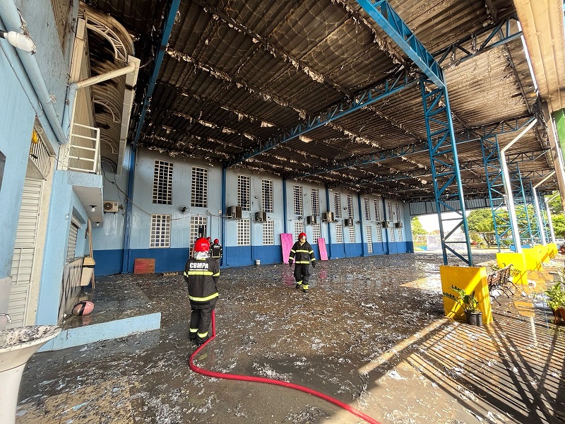 INCÊNDIO QUEIMA TETO DE ESPAÇO CULTURAL DA IGREJA CATÓLICA DO NOVO HORIZONTE