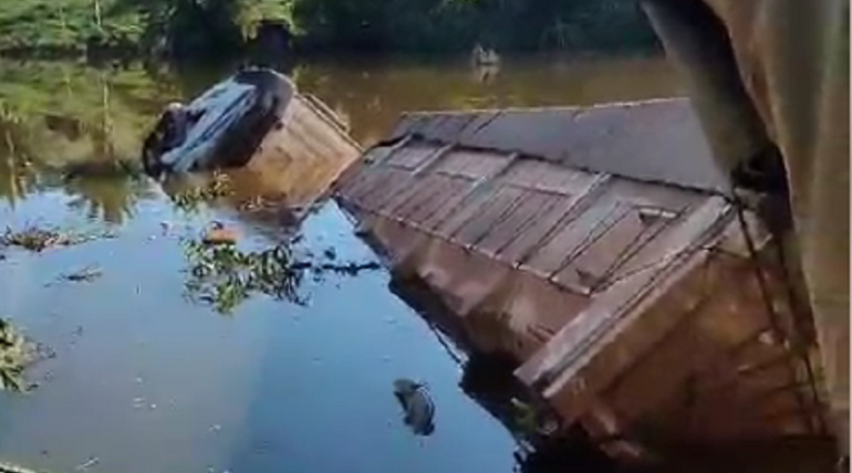 CAMINHÃO CARREGADO COM SOJA TOMBA EM LAGOA NA BR-163 NO PARÁ
