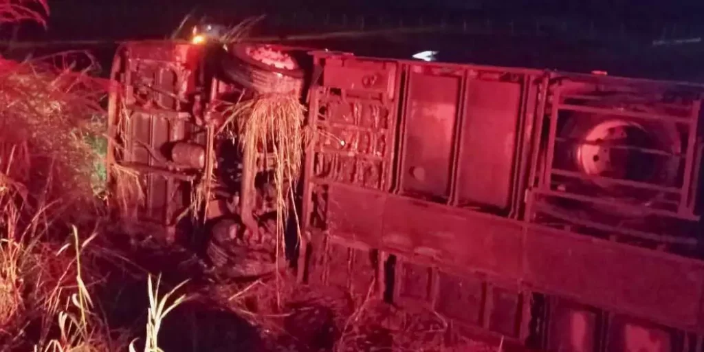 ÔNIBUS TOMBA E DEIXA 27 PESSOAS FERIDAS NA PA-150