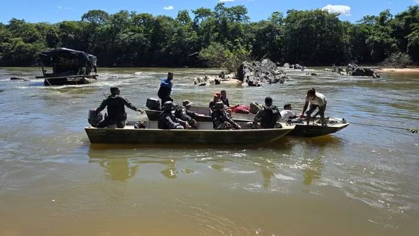 POLÍCIA QUEIMA BALSA USADA EM GARIMPO ILEGAL E MULTA SUSPEITOS EM R$ 110 MIL