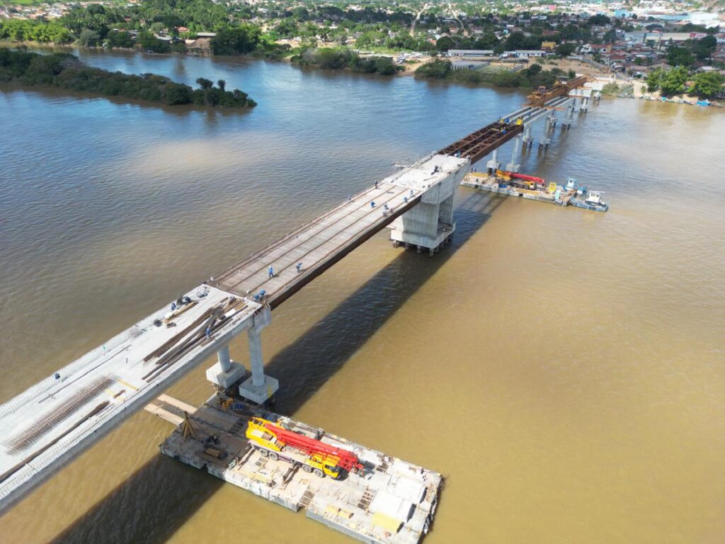 PREFEITO JOÃO CLEBER ANUNCIA QUE PONTE FRANCISCO TORRES, SOBRE O RIO FRESCO, SERÁ INAUGURADA EM JUNHO