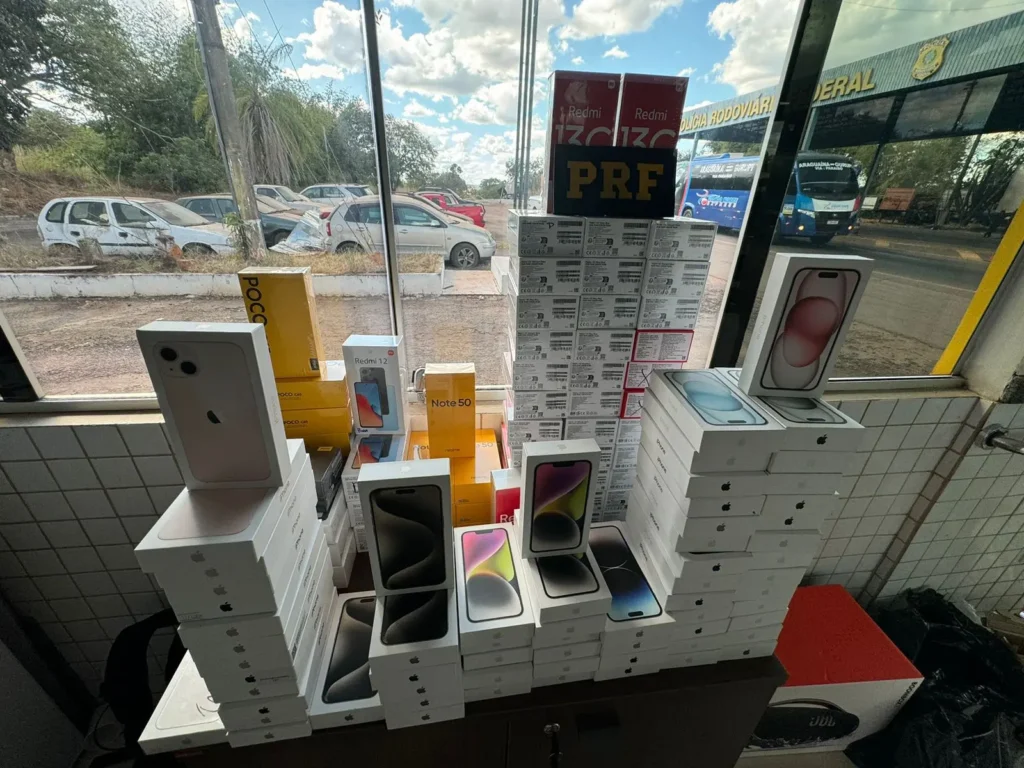 PRF APREENDE 261 CELULARES SEM NOTA E PRODUTOS ILEGAIS DENTRO DE ÔNIBUS EM GUARAÍ