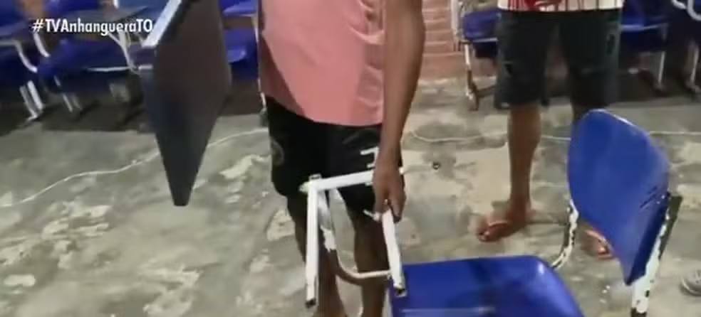 INDÍGENAS RECLAMAM DE ESCOLA QUE ESTÁ COM FOSSA ABERTA, CARTEIRAS QUEBRADAS E TETO DESTRUÍDO: ‘QUASE CAINDO NA NOSSA CABEÇA’