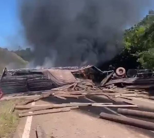 CARRETA TOMBA E PEGA FOGO NA RODOVIA BR-230, NO PARÁ