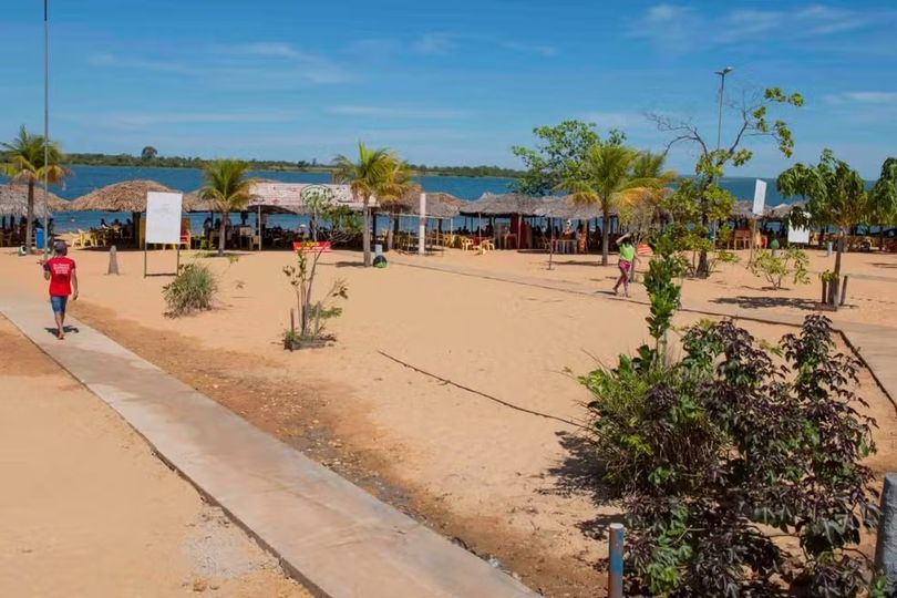 TELAS DE PROTEÇÃO DE PRAIAS COMEÇAM A RECEBER MANUTENÇÃO APÓS ATAQUES DE PIRANHAS A BANHISTAS