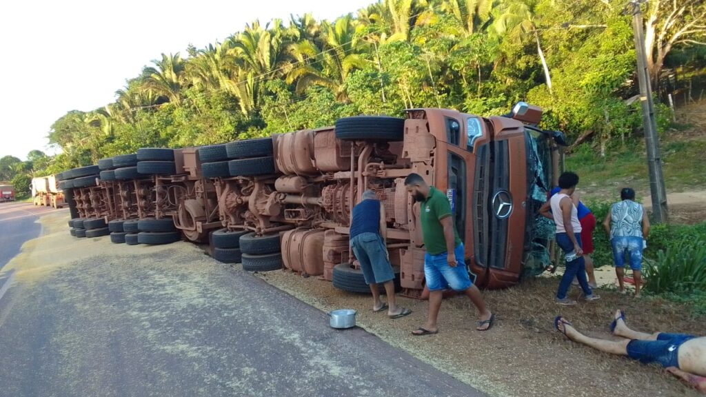CARRETA TOMBA NA BR-163, NO PARÁ, E DEIXA UMA PESSOA GRAVEMENTE FERIDA